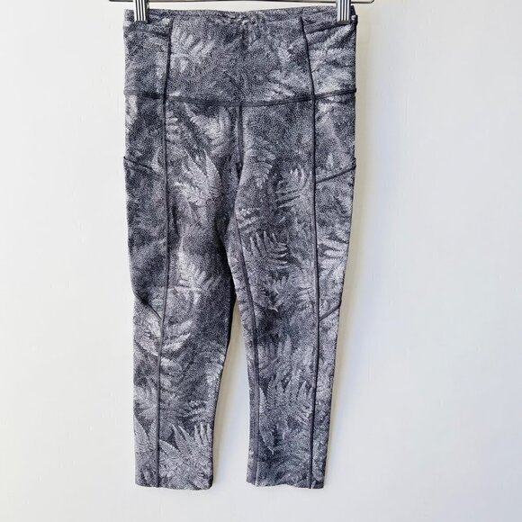 ❤️ Lululemon Fast & free crop 19” Size 4, black/white leaves prints G76 - Picture 3 of 9